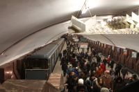 ​30 декабря на станции «Речной вокзал» в новосибирском метро произошел необычный случай: неизвестная девушка спрыгнула на рельсы и начала биться головой о подъезжающий на платформу поезд.