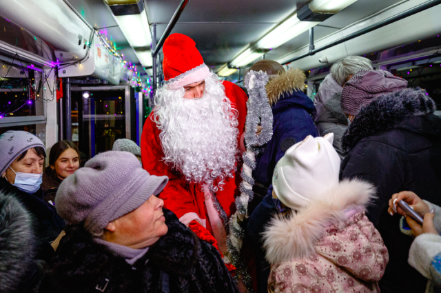 Пассажиров праздничного трамвая с Новым годом поздравил Дед Мороз