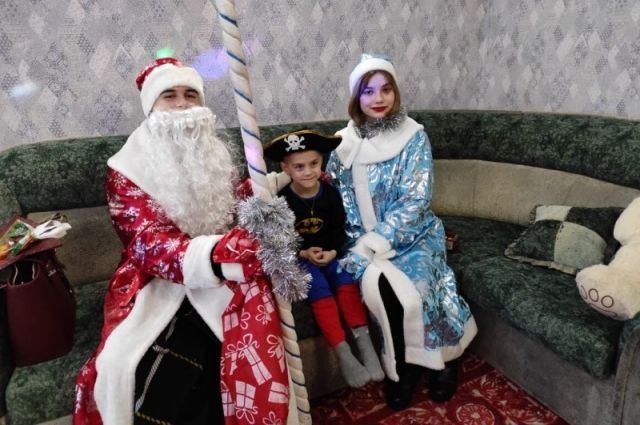 Алтайские справедливороссы вручают новогодние подарки детям