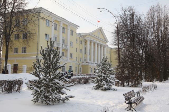 На фото - здание администрации Новомосковска.