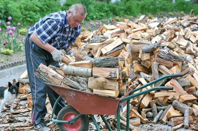 В некоторых сёлах до сих пор отапливают дома дровами.