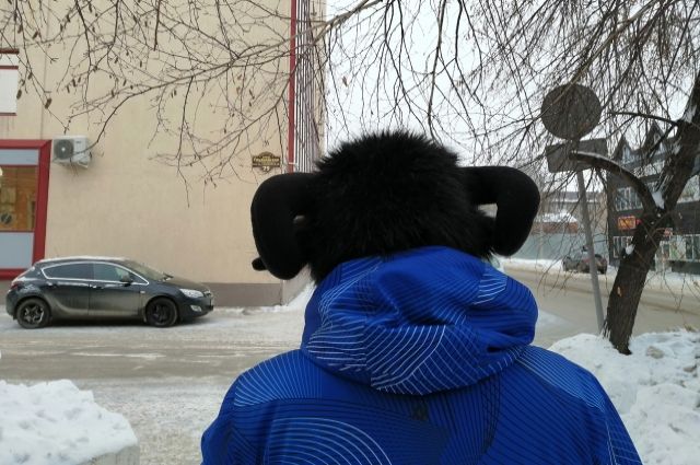 По улицам Сызрани гулял мужчина в шапке с рогами