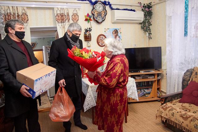 Ставропольские медики и ветераны получили новогодние подарки