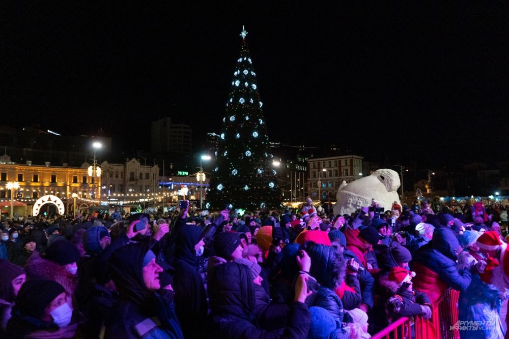 В ночь с 31 на 1 января. Владивосток новый год. Новогодняя площадь Владивосток 2022. Владивосток Новогодняя площадь 2021. Новогодняя елка во Владивостоке 2021.