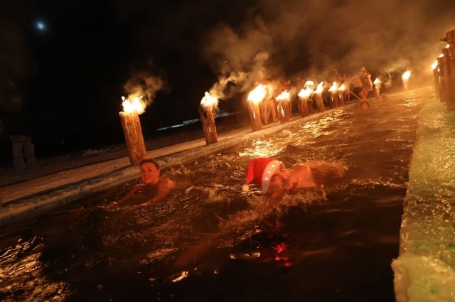 В Миассе моржи на Новый Год проплыли 25 метров в ледяной воде