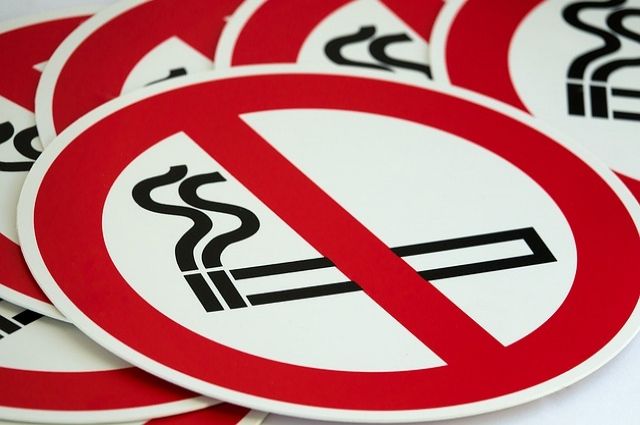 В РФ вступил в силу запрет на курение на территории больниц и школ