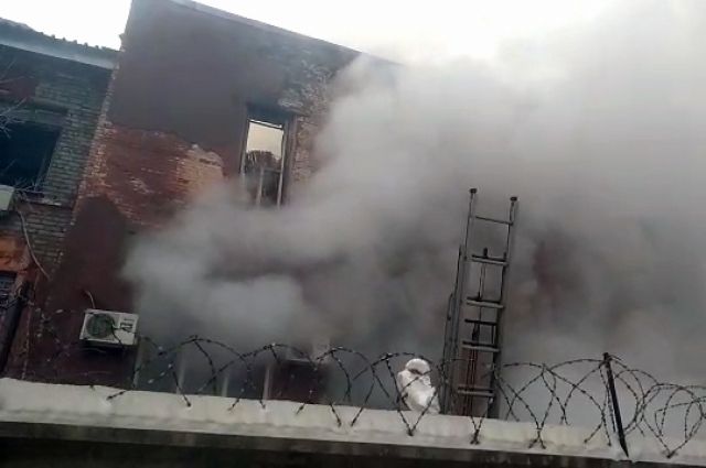 У здания горящего завода в Самаре рухнули межэтажные перекрытия