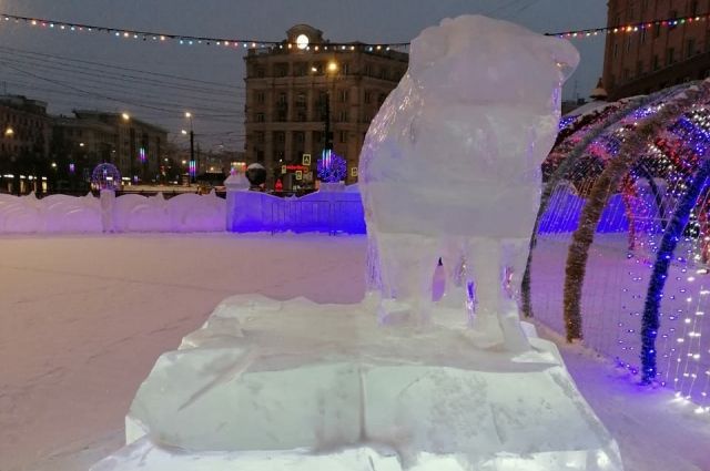 В Челябинске сломали медведей в ледовом городке