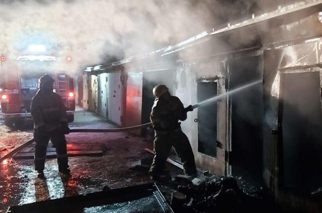Под Волгоградом при пожаре в гаражах погибли два человека