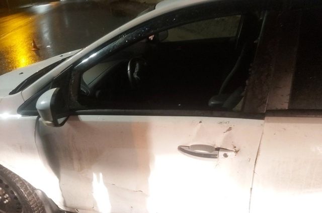 Водитель врезался в препятствие и попал в больницу утром 1 января в Брянске