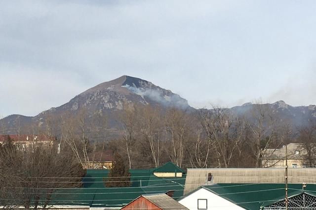 В Пятигорске загорелась вершина горы Бештау, о причинах не сообщается