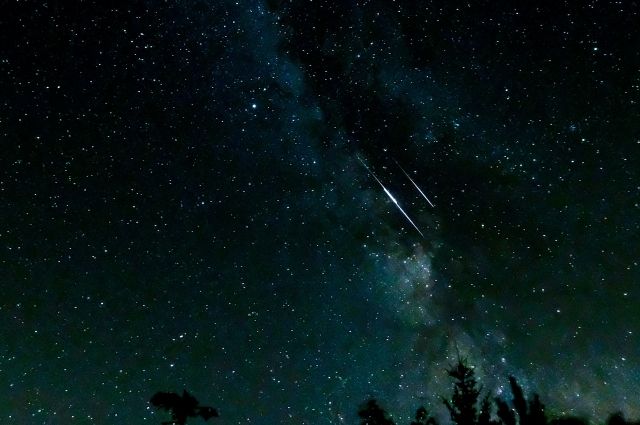 Метеоры из потока Квадрантиды влетают в земную атмосферу со скоростью 41 километр в секунду