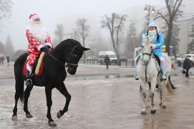 Дед Мороз и Снегурочка на лошадях поздравляли курян с Новым годом