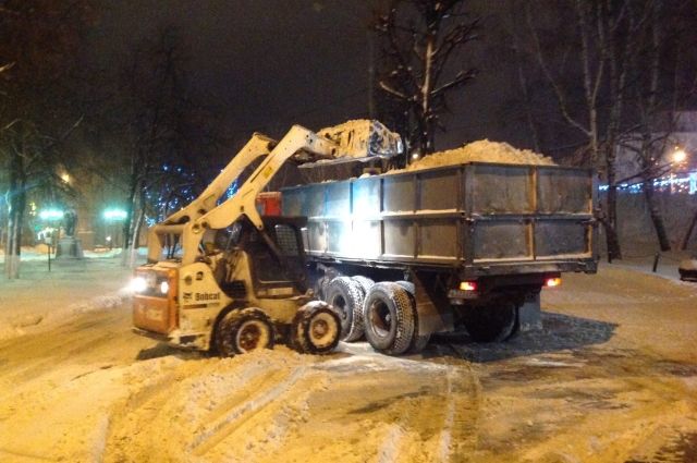 Ночью улицы Ульяновска чистили от снега 97 машин и 235 человек