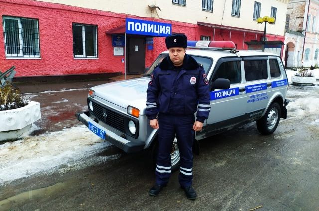 Орловский сотрудник ГИБДД спас семью, чью машину занесло в ледяную западню