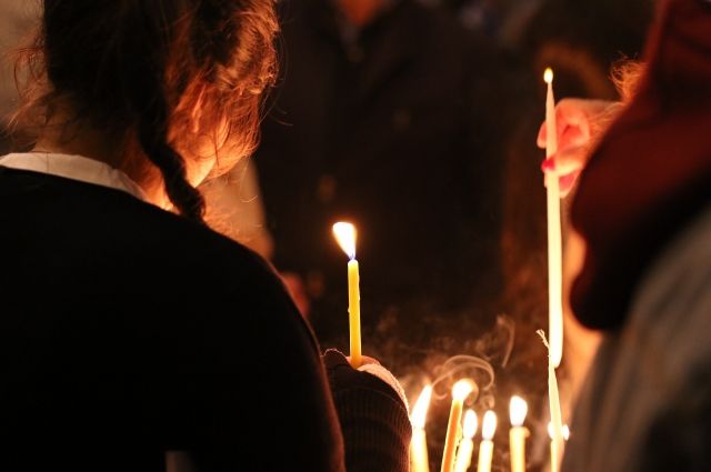 В храме Гатчины назвали «бредом» новость о продаже макарон под видом свечей