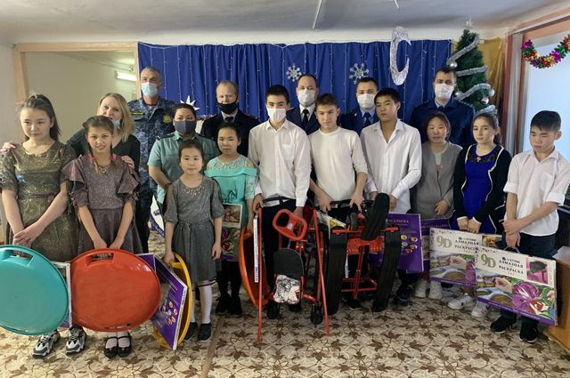 Детей Севера поздравили следователи в Хабаровском крае