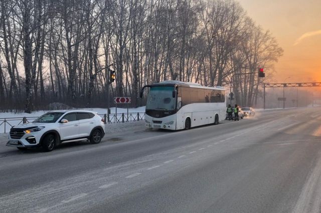 ​Ночью 3 января междугородний автобус «Барнаул—Томск» сломался на трассе Р-256 «Чуйский тракт» под Новосибирском. В это время за окном было -40 градусов. 