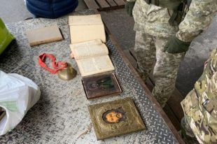 Мужчина попытался вывезти в ОРЛО через КПВВ старинные иконы и книги