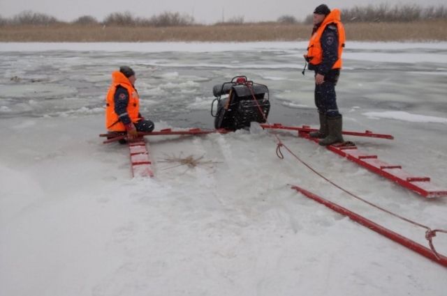 Спасатели зацепили снегоход верёвками, вытащили на лёд и отбуксировали в безопасное место.