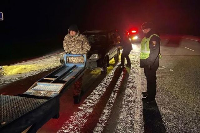 Полицейские помогли водителю, у которого в мороз на трассе сломалась машина