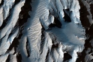 NASA опубликовало фото самого большого каньона в Солнечной системе