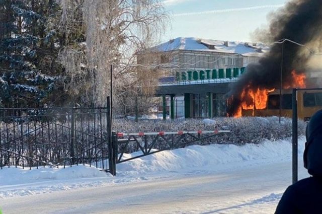В Омской области горел пассажирский автобус с газовым баллоном внутри