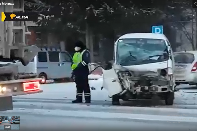 «Водитель вылетел через окно»: тройное ДТП произошло под Новосибирском