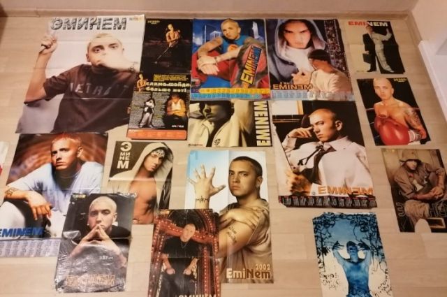 Житель Новосибирска Александр Винюков продает на российских и американских сайтах коллекцию, посвященную рэперу Эминему (Eminem), чтобы собрать деньги на лечение сына своей жены.