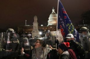 Число жертв беспорядков у здания Конгресса США возросло до 5