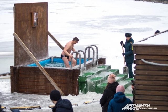 ​На Крещение, 19 января, в Новосибирске ожидается -21 градус днем, согласно данным сервиса Gismeteo. Такой мороз насторожил новосибирцев, которые собирались окунуться в прорубь на православный праздник.