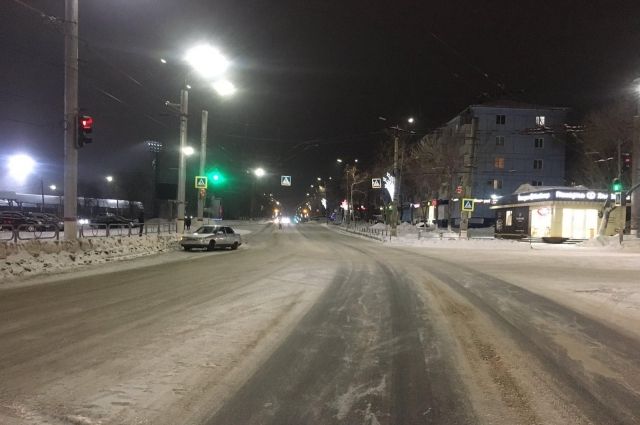 В Новокуйбышевске женщина шла через дорогу на «красный» и попала под машину