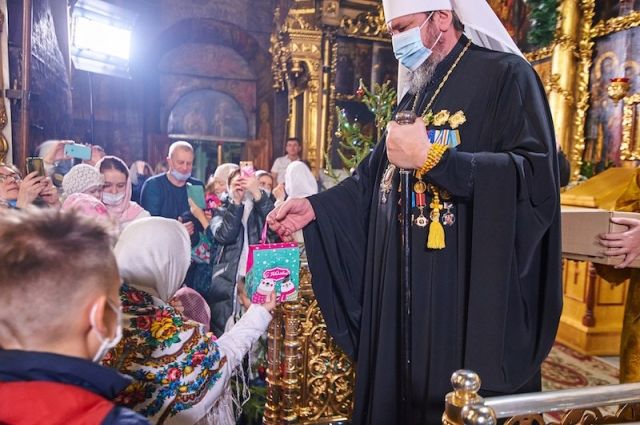 Службы в православных церквях никто отменять не будет, но и духовенство, и прихожане обязаны соблюдать масочный режим.