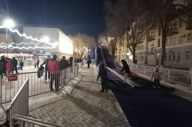 В Оренбурге не работают каток и горка на площади им. Ленина