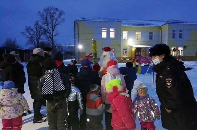 В Гусь-Хрустальном районе в гости к детям пришёл полицейский Дед Мороз