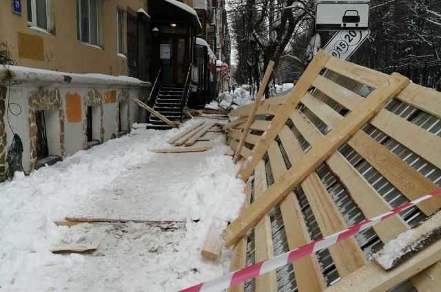 ЧП в центре Перми: на людей обрушились строительные конструкции