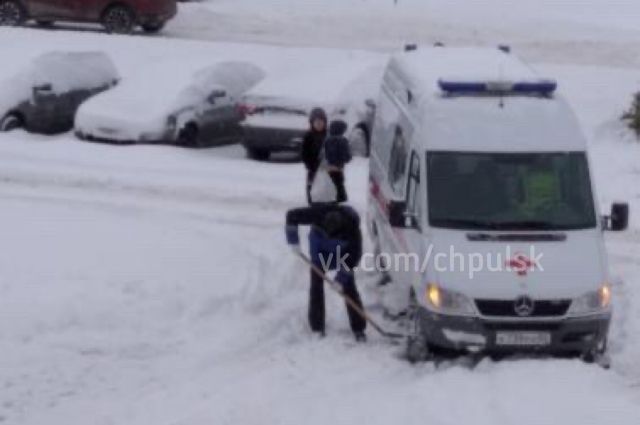 В Заволжском районе Ульяновска карета скорой помощи застряла в снегу