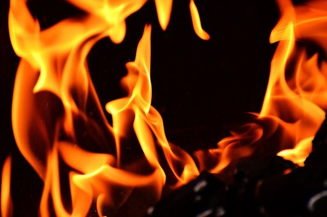 В пожаре под Омском погибли мужчина и ребёнок