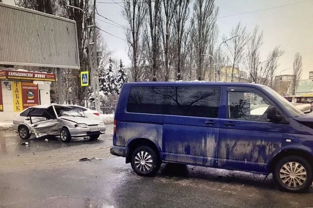 В Саратове легковушка протаранила микроавтобус на проспекте Строителей