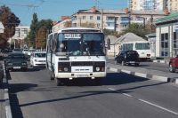 Оренбурженка пожаловалась на дыру в полу пассажирского «ПАЗика» и на очередной отказ в безналичном рассчете.