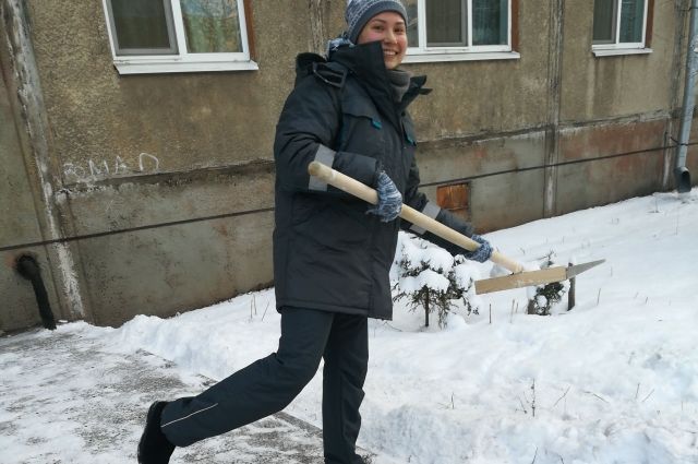 Казанцы сами расчистили заваленный снегом двор, не дождавшись дворников