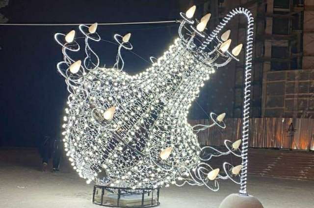 Неизвестные разворовали лампочки из новогодней «люстры» в Челябинске