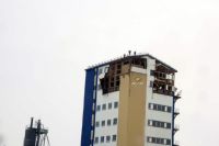 ​Два этажа восьмиэтажного производственного здания обрушились в Кировском районе Новосибирска. Спасатели нашли под завалами мужчину. 
