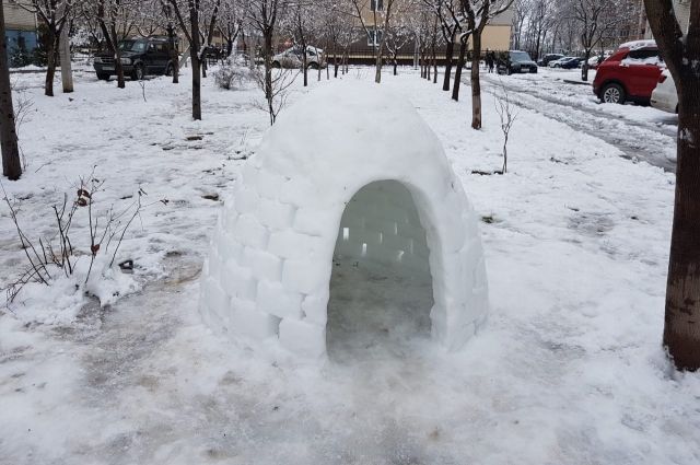 В центре Краснодара жители лепят не только снеговиков, но и целые иглу.