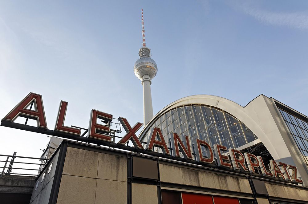Александерплац (Alexanderplatz), Берлин. Центральная площадь германской столицы официально называлась «Площадь Королевских Ворот», но осенью 1805 года в честь посещения российского императора Александра I указом прусского короля Фридриха Вильгельма III получила новое имя.