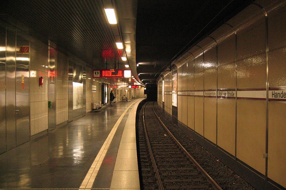 Moskauer Straße, Дюссельдорф. В Дюссельдорфе есть станция метро, названная в честь Москвы. Она была переименована 23 октября 2000 года мэром Иоахимом Эрвином в присутствии Юрия Лужкова, поскольку Москва и Дюссельдорф являются городами-побратимами.