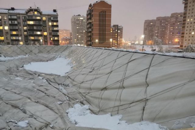 Очистка от снега купола спорткомплекса в Краснодаре завершена