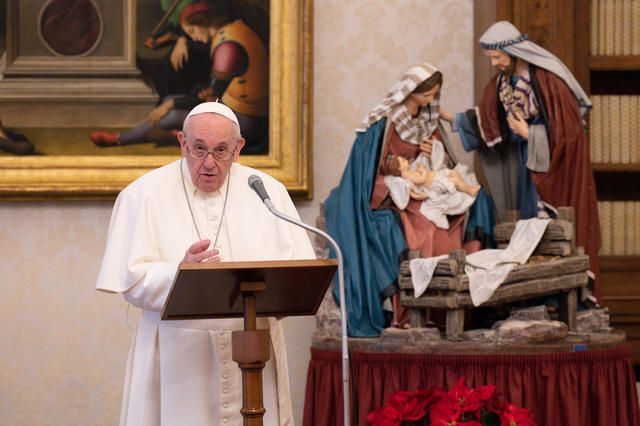 Папа Римский официально разрешил женщинам быть чтецами на богослужениях