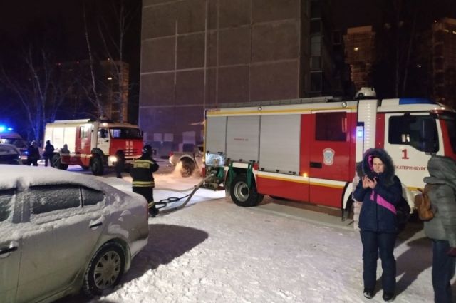 Евгений Куйвашев поручил оказать помощь пострадавшим при пожаре на ЖБИ