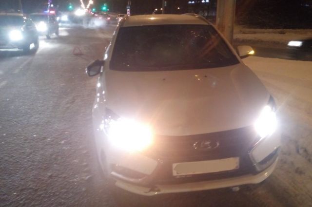 В Тольятти пожилая пара, идя через дорогу вне перехода, была сбита машиной